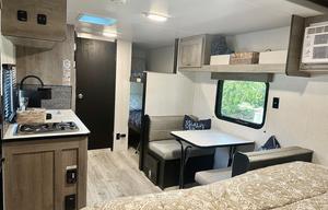Clean & Comfy 2024 Avenir - Fully Stocked