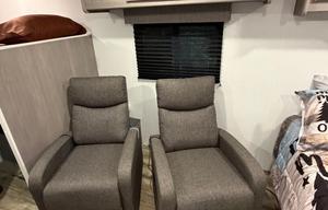 Portable Airbnb\2024 Dutchman Coleman Lantern 17B