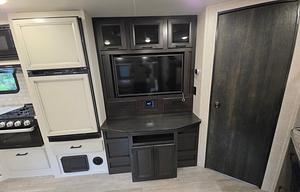 2022 Jay Feather 27BHB RV rental photo 9