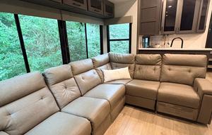 Luxury 2025 Alliance Valor 44V14 w/ 14' Garage