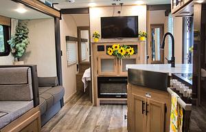 Sleeps Up to 10! Like New Inside & Out! (GWTX1816)