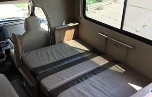32ft class C with Bunk beds and LEVELING JACKS!!