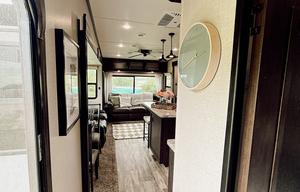 Phoenix Luxe Retreat – 2 Bedroom Family 5th Wheel