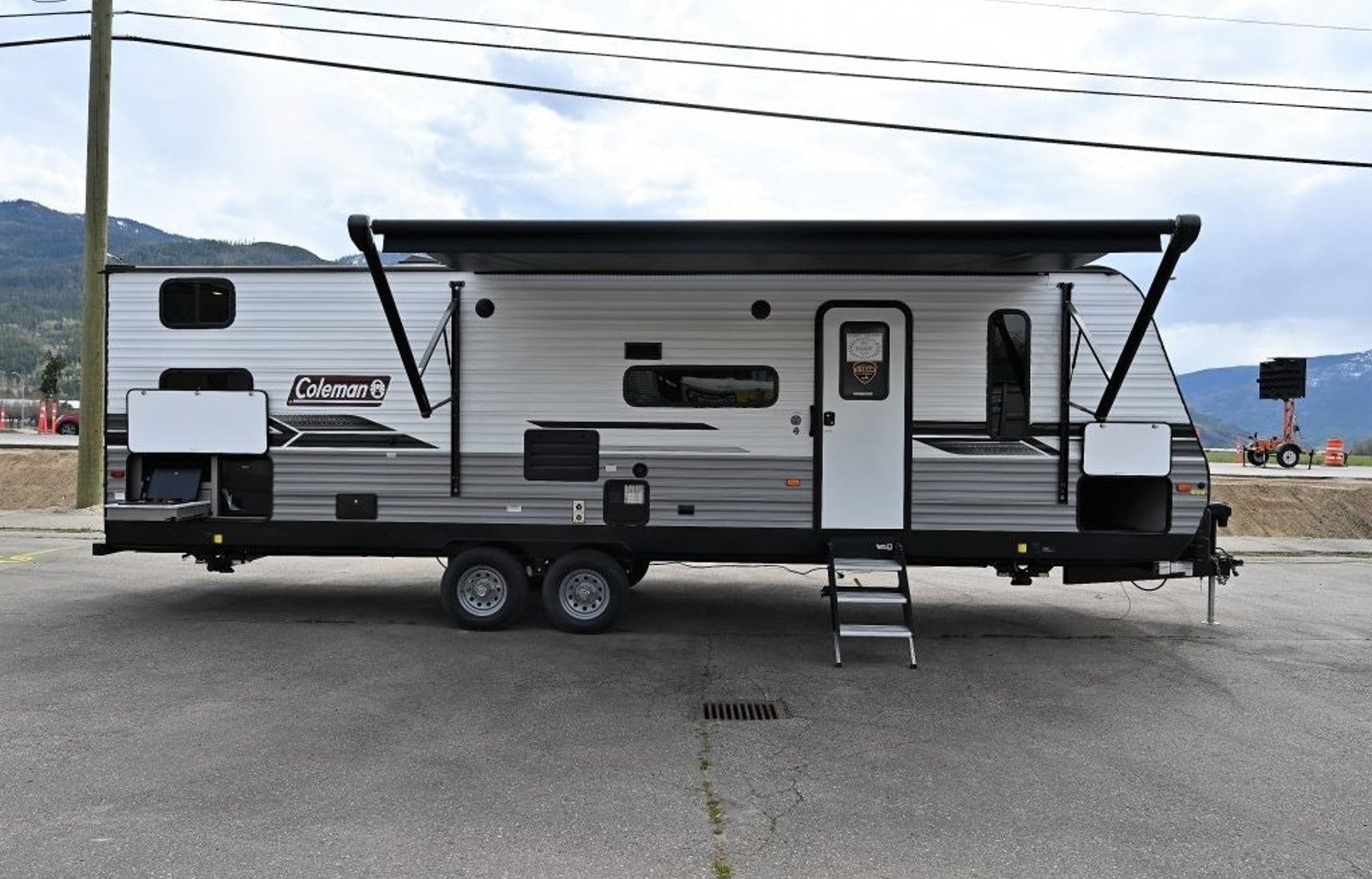 2022 Dutchmen RV Coleman Lantern Series 295QBWE