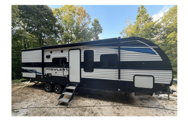 HUNTS PROWLER RV 32' SLEEPS 6