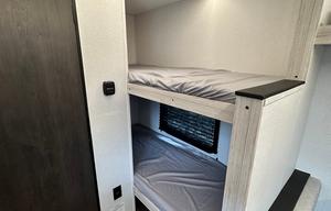 Cozy 20ft Sunny California Travel Trailer