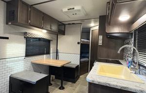 2020 Coleman Lantern 28ft Trailer