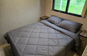 Easy to Drive Spacious RV - Only 3000 Miles on it!