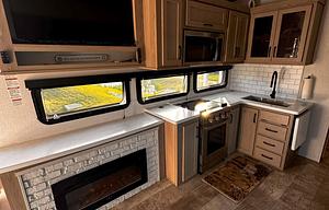 Modern Fifth Wheel – Your Home on the Road