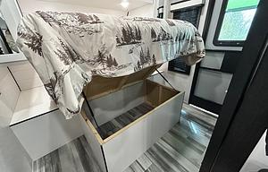 Trailside Escape JANY 2308