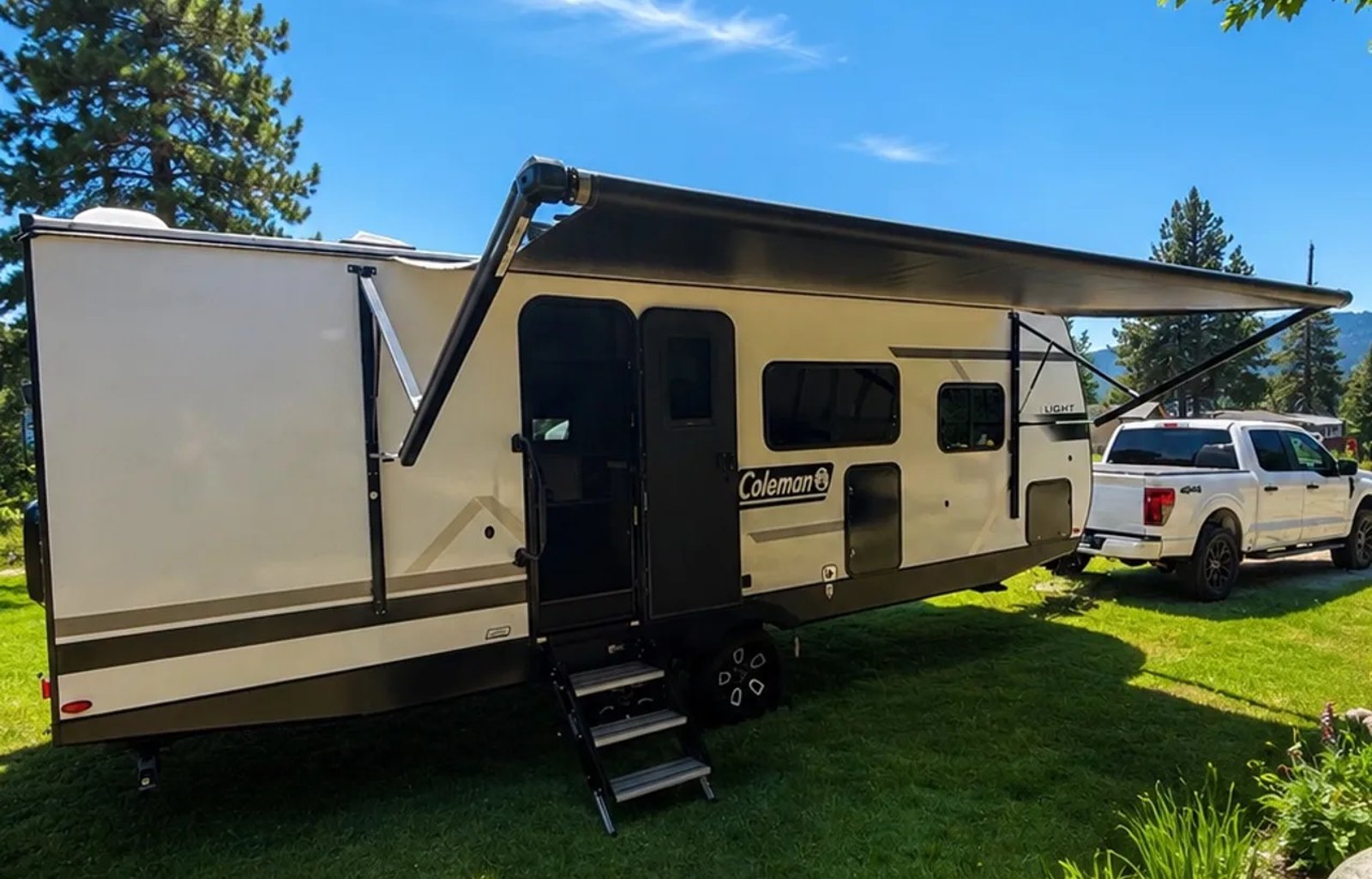 ⭐ 2025 Coleman Light• Delivery Available •Like New