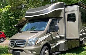 Luxury & Efficiency: Dynamax Isata 3 (Diesel)