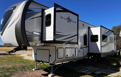 2021 Highland Ridge RV Silverstar XLT 427BHS