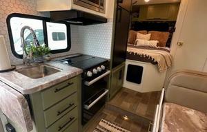 C2 Luxury Thor Chateau 22e -Starlink WiFi Equipped
