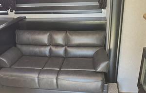 2021 Cherokee Grey Wolf (Sleeps 10)