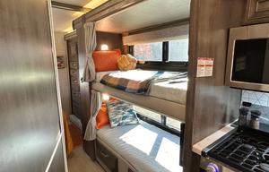‘Endeavor’ Loaded with Amenities + Sleeps 10!