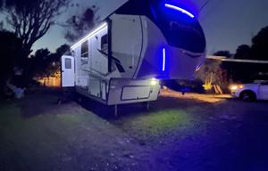 2 bedroom / loft luxury Camper (Generator add-on!)