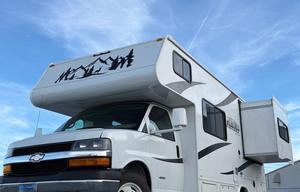 Cozy & Easy-to-Drive Class C RV