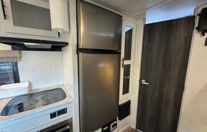 Sleeps 5, lots of upgrades! 600W solar system