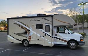 Very Clean! 2017 THOR Four Winds 24 ft. Good Size.