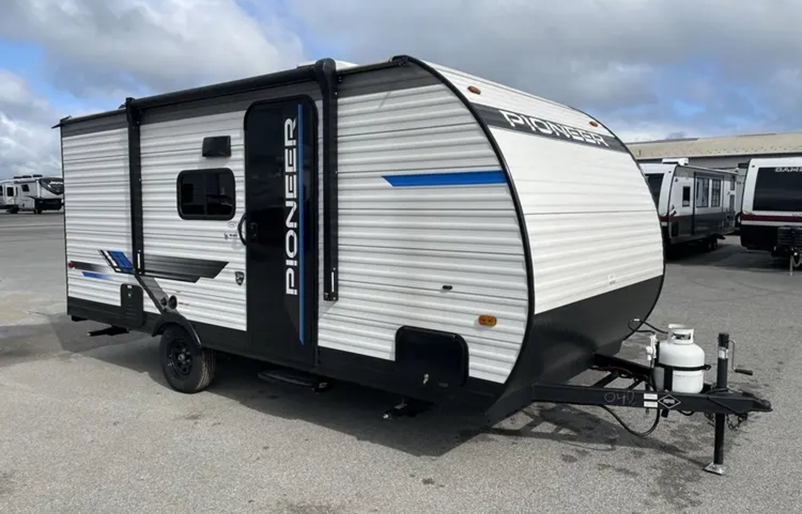 Meet our cozy and adventure-ready 21' Bunkhouse