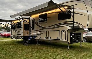 2018 Jayco Pinnacle 37RSTS RV rental photo 1