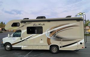 Very Clean! 2017 THOR Four Winds 24 ft. Good Size.