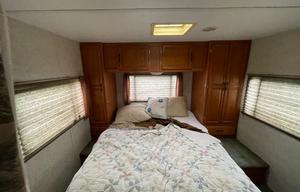 2003 Coachmen RV Leprechaun Premier 311FS Ford 450