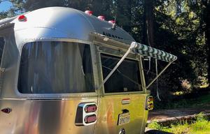 27 foot international - Power awning, Rear Hatch!