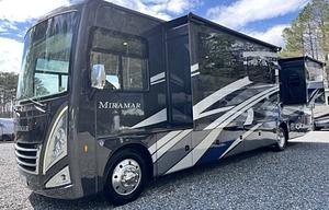 Luxury 2023 Thor Sleeps 8+