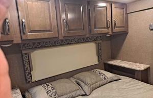LIKE NEW- 31 foot Class C with Bunkbeds!!