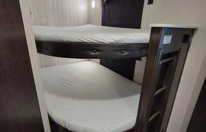 ★Full Size BUNKS★Private Queen Room★Exit 407