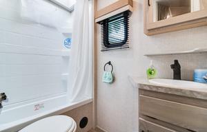 Spacious & Family Friendly Micro Lite 25 ft