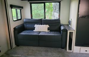2023 Luxurious Family-Friendly Apex Ultra-Lite