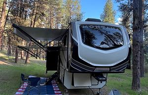 Don and Michelle’s 5th Wheel Rental