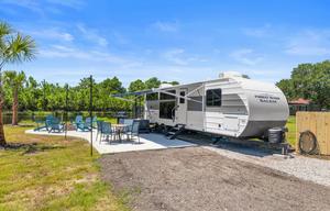 Fins and Feathers Retreat! Site Included! Hot tub!