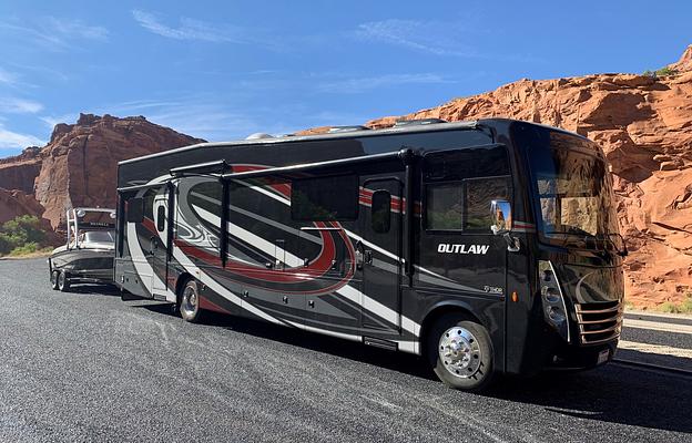 2019 Thor Motor Coach Outlaw 38MB Haul your Toys!