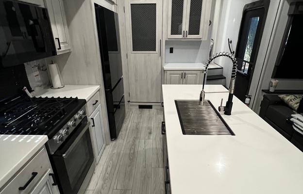 Luxurious Brand New 2025 East to West Ahara 390DS