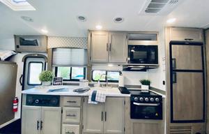 2021 RESORT STYLE RV LIVING !  32 FT Coachman Freelander
