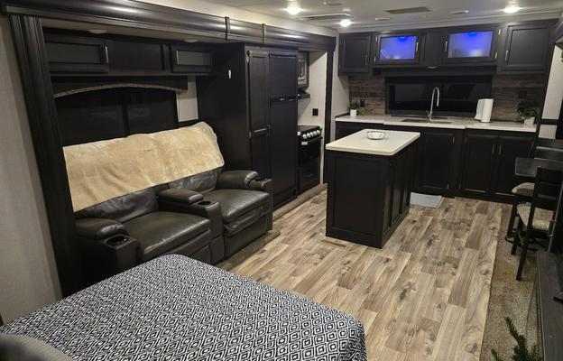 2020 Venture 333VFK Front Kitchen w/ Ent. Package