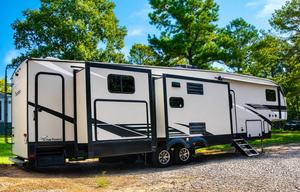 2 Bedroom/2 Bath w tub Luxury Fifth WheelGWTX 2797
