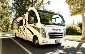 ✨ Taffy Vegas ✨ Sleek Coach – Slide-out, Sleeps 5