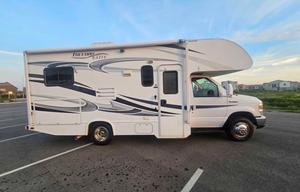 Modern Remodeled RV! Gateway to Sequoia, Sleeps 5
