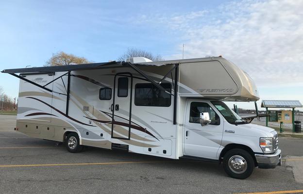 2014 Fleetwood RV Jamboree Sport 31M- LOW Miles