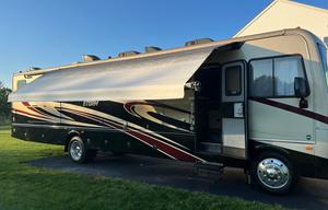 2017 Fleetwood Storm 36F - Will work w/your budget