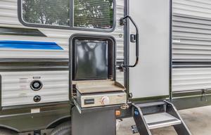 SLEEPS 6 + Outdoor fridge & Grill