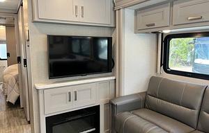 Luxury 2023 Thor Sleeps 8+