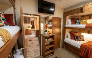 Turn-Key two bath sleeps 10 rear bunk room stoked