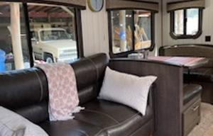 2018 CrossRoads RV Sunset Trail Grand Reserve SS28BH RV rental photo 3