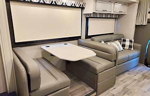 Roomy 2022 Jayco Greyhawk